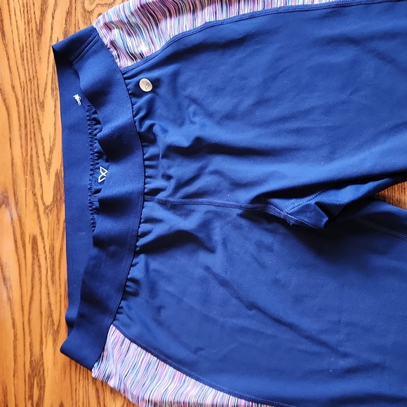 Livi Active by Lane Bryant Capri with Mesh Panels - Picture 4 of 6